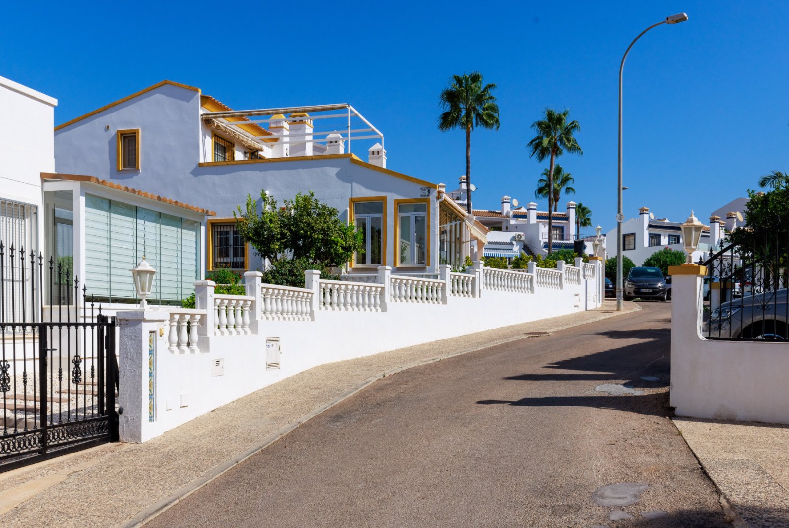 Diese wunderschön gelegene, freistehende Villa mit 3 Schlafzimmern und 2 Bädern in Villamartín Rioja (Grundstücksgröße 285 m²) besticht durch ihre be