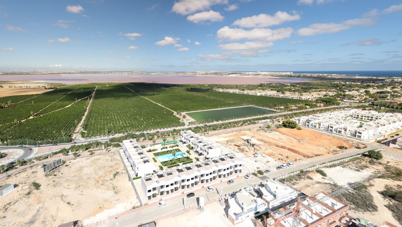  In der charmanten Stadt Torrevieja gelegen, bietet dieser Wohnkomplex eine Auswahl von 34 High-Bungalow- und Low-Bungalow-Immobilien. Diese Wohnungen