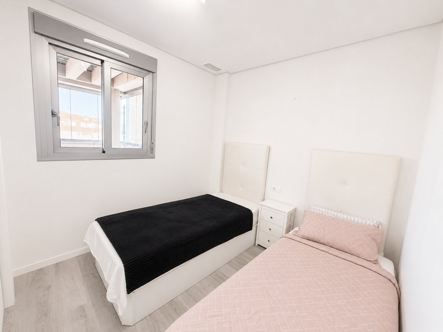 Don’t miss this fantastic opportunity to own a beautiful modern apartment in the highly sought-after and ever-popular area of Los Dolses.
&a
