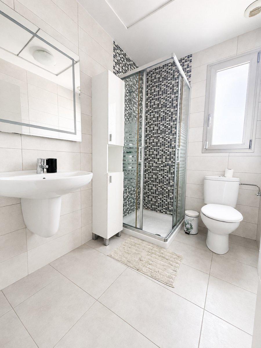 Don’t miss this fantastic opportunity to own a beautiful modern apartment in the highly sought-after and ever-popular area of Los Dolses.
&a