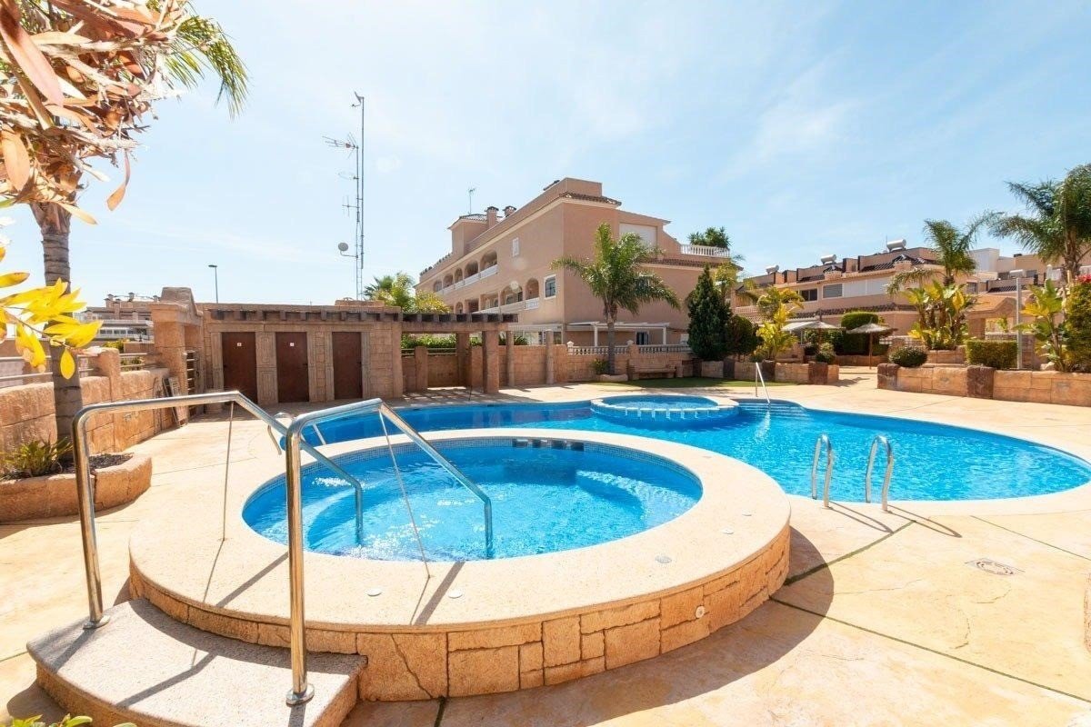 This South-East Facing, Three Bedroom, 2nd Floor Apartment in Los Dolses, Villamartin, is located in a desirable area of the Orihuela Costa, just a