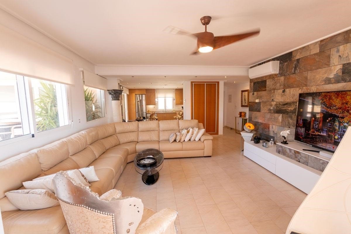 This South-East Facing, Three Bedroom, 2nd Floor Apartment in Los Dolses, Villamartin, is located in a desirable area of the Orihuela Costa, just a
