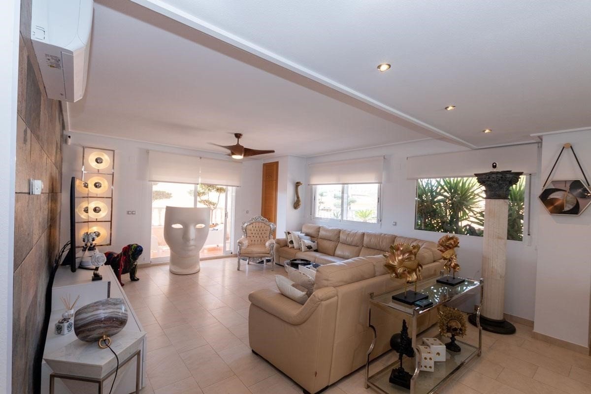 This South-East Facing, Three Bedroom, 2nd Floor Apartment in Los Dolses, Villamartin, is located in a desirable area of the Orihuela Costa, just a