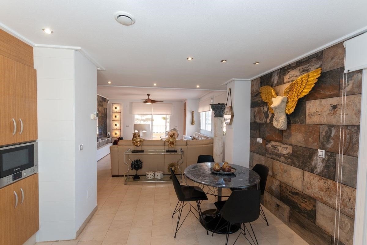 This South-East Facing, Three Bedroom, 2nd Floor Apartment in Los Dolses, Villamartin, is located in a desirable area of the Orihuela Costa, just a
