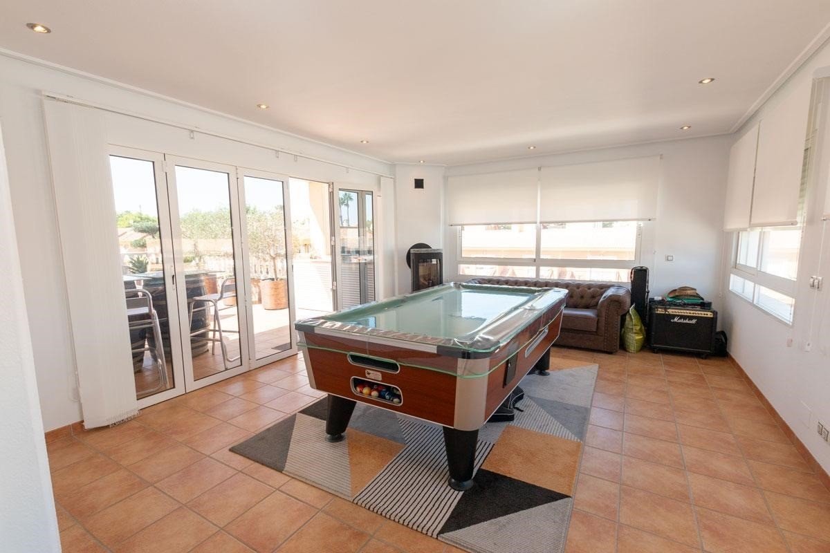 This South-East Facing, Three Bedroom, 2nd Floor Apartment in Los Dolses, Villamartin, is located in a desirable area of the Orihuela Costa, just a