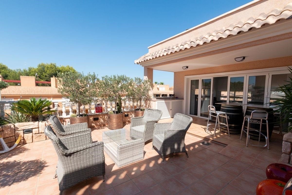 This South-East Facing, Three Bedroom, 2nd Floor Apartment in Los Dolses, Villamartin, is located in a desirable area of the Orihuela Costa, just a