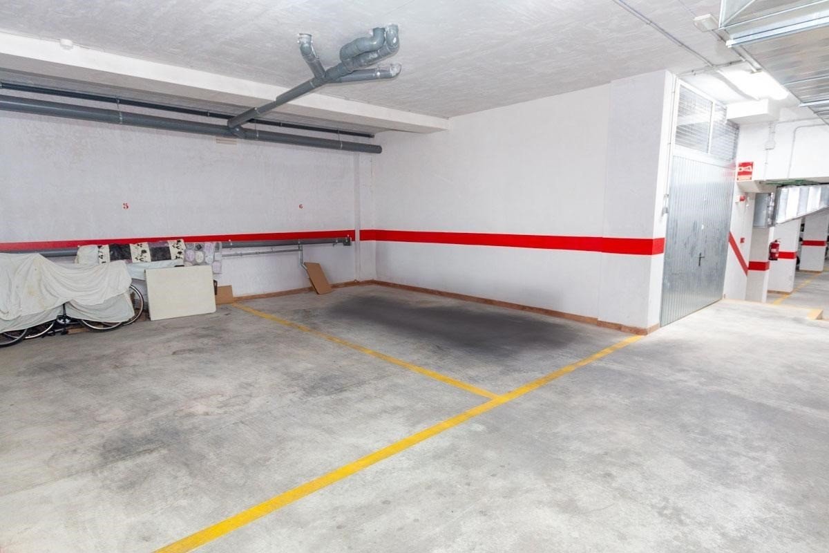 This South-East Facing, Three Bedroom, 2nd Floor Apartment in Los Dolses, Villamartin, is located in a desirable area of the Orihuela Costa, just a