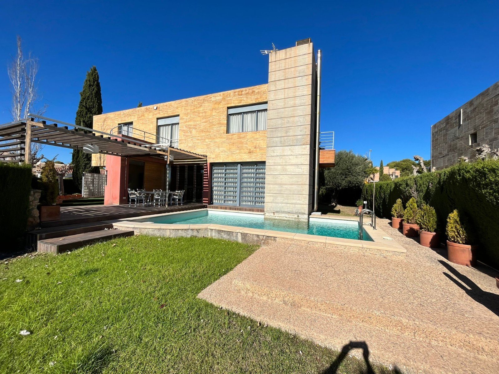 This Four Bedroom South Facing Detached Villa in Dehesa de Campoamor, is located just a five minute drive from supermarkets and only a two minute dr