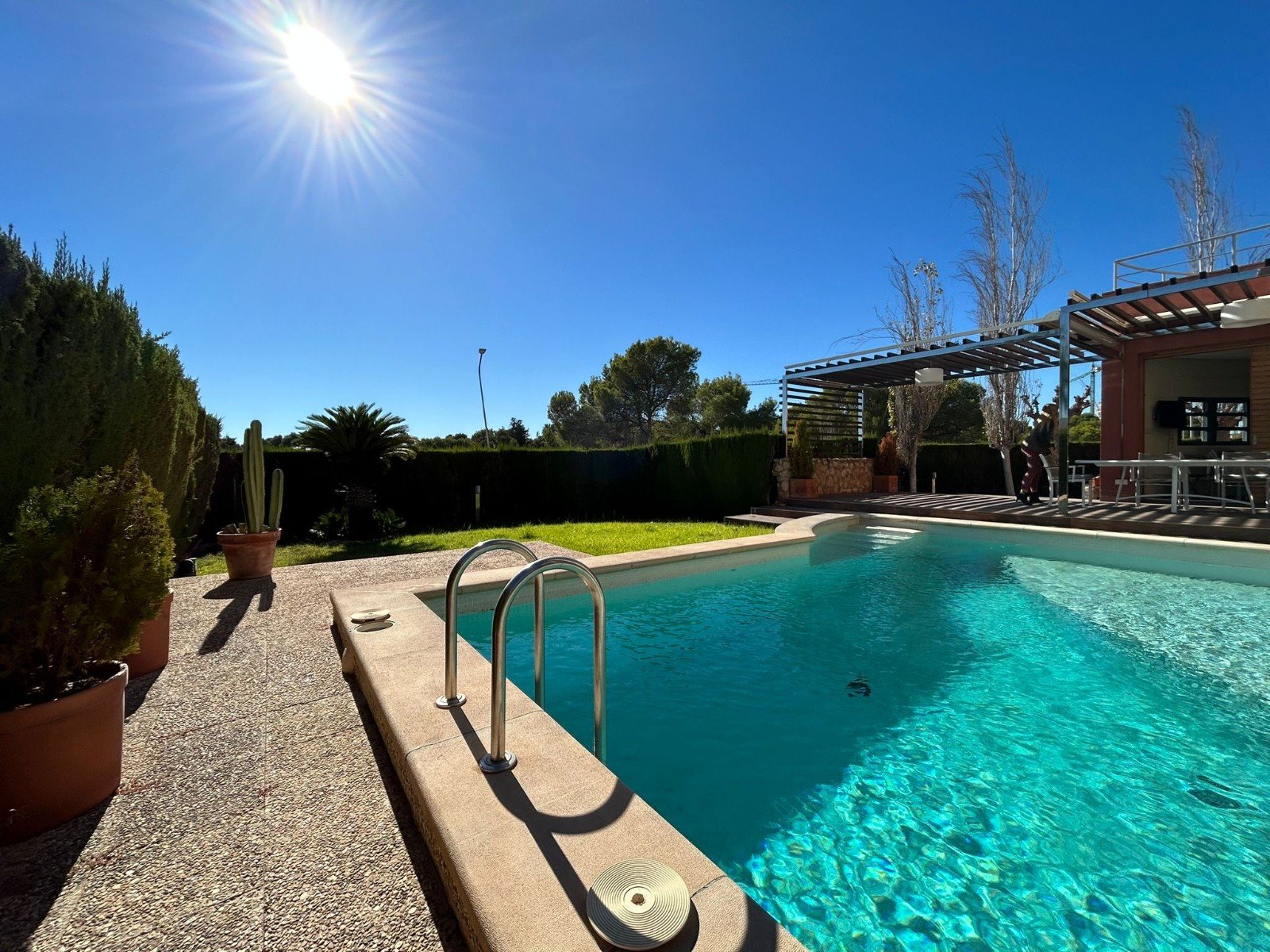 This Four Bedroom South Facing Detached Villa in Dehesa de Campoamor, is located just a five minute drive from supermarkets and only a two minute dr