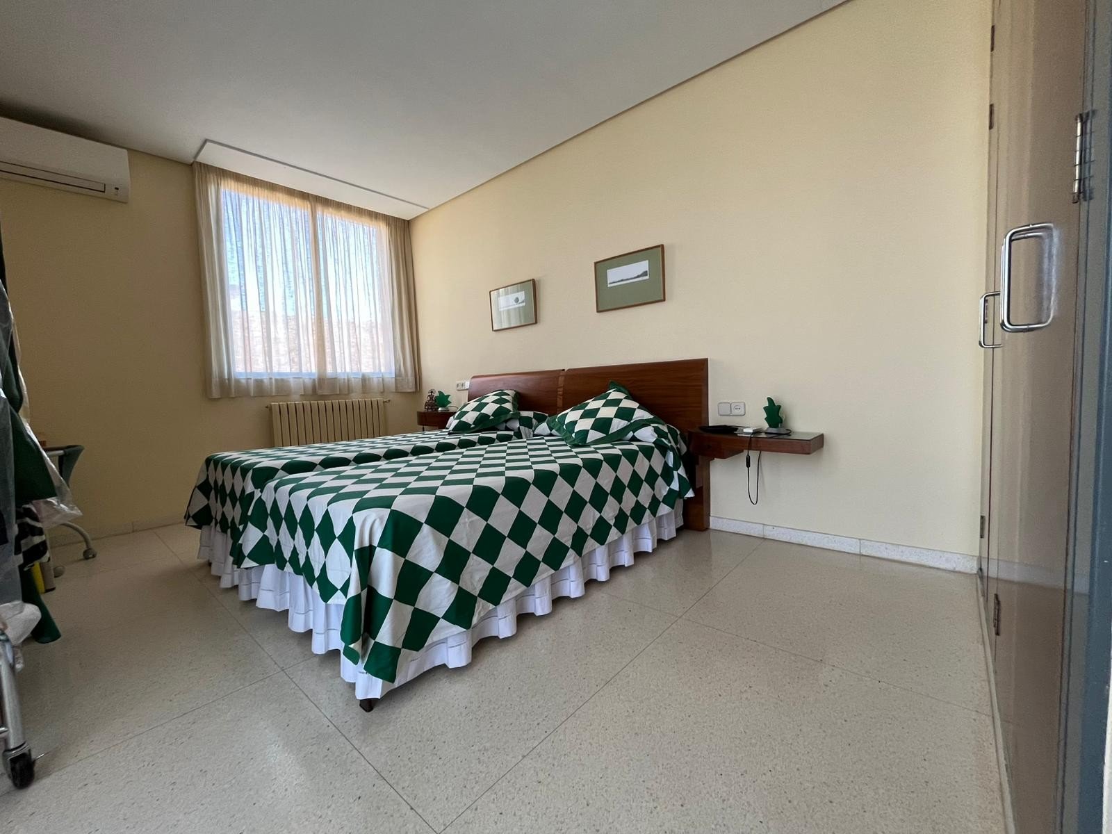 This Four Bedroom South Facing Detached Villa in Dehesa de Campoamor, is located just a five minute drive from supermarkets and only a two minute dr