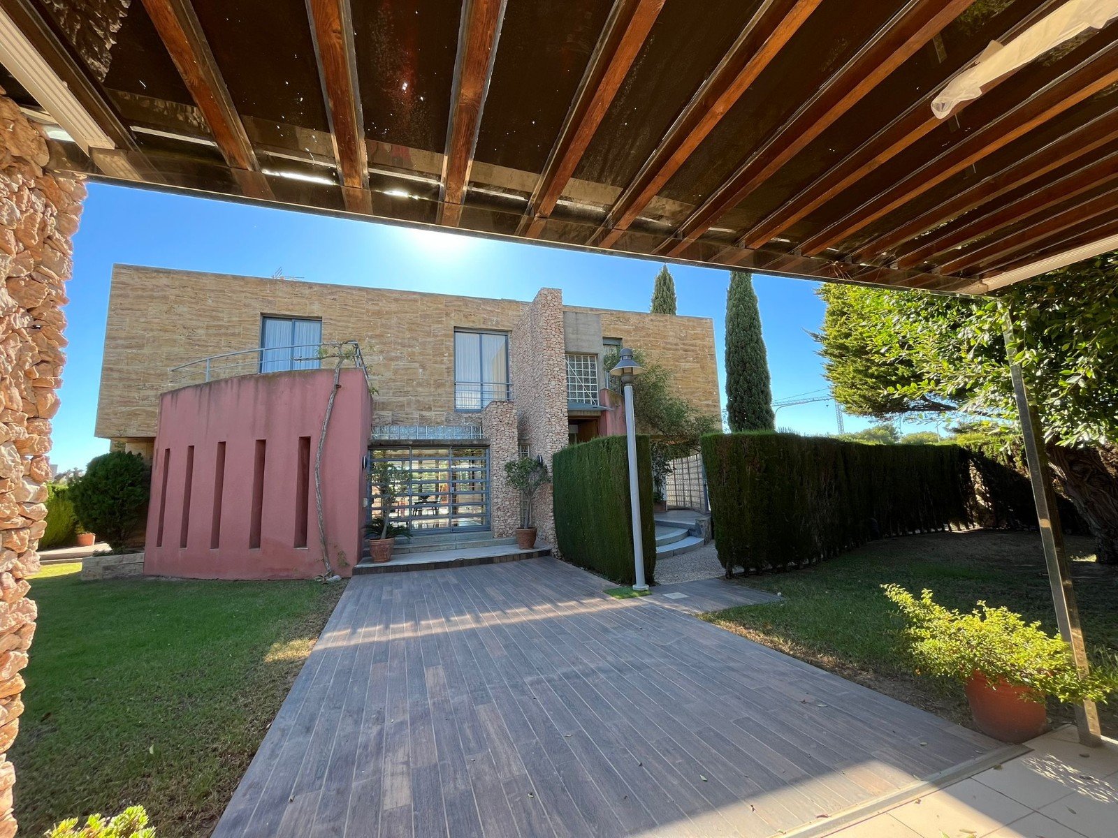This Four Bedroom South Facing Detached Villa in Dehesa de Campoamor, is located just a five minute drive from supermarkets and only a two minute dr