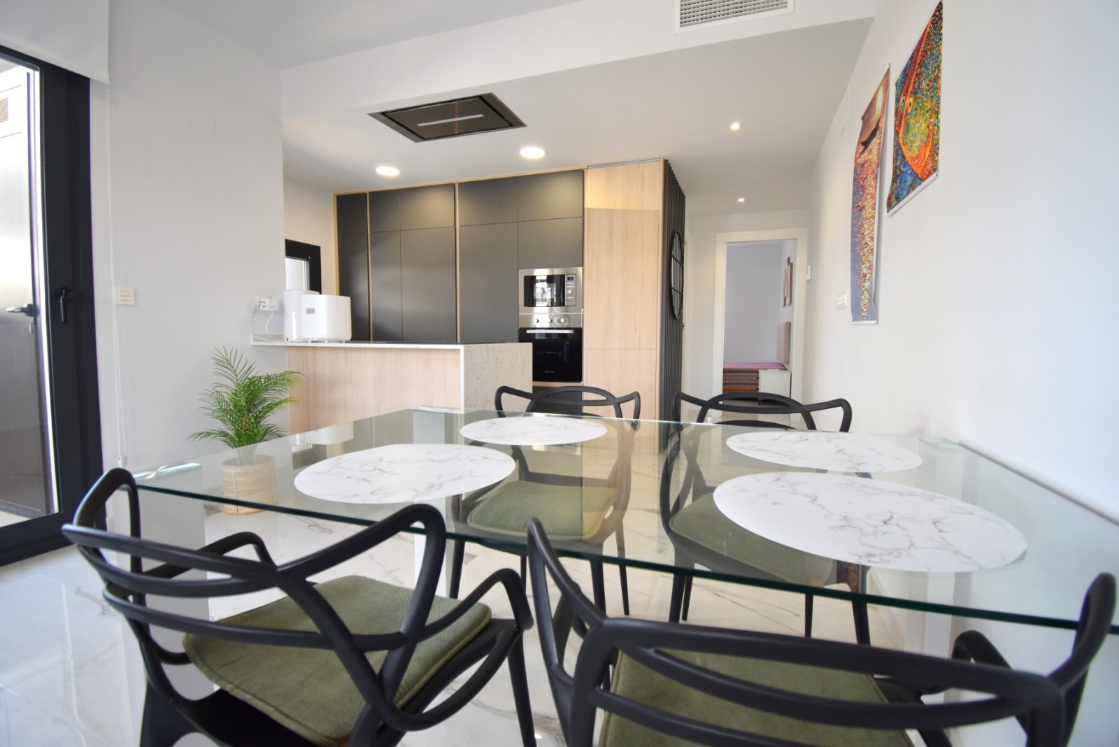   This West Facing, Two Bedroom, Second Floor Apartment in Los Altos is located within a 10 minute walk of a main chain supermarket, JYSK furniture st