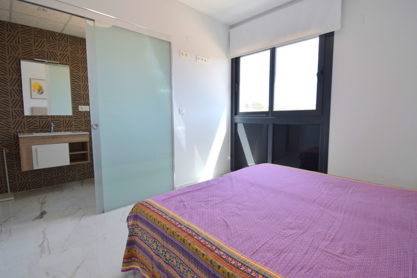   This West Facing, Two Bedroom, Second Floor Apartment in Los Altos is located within a 10 minute walk of a main chain supermarket, JYSK furniture st