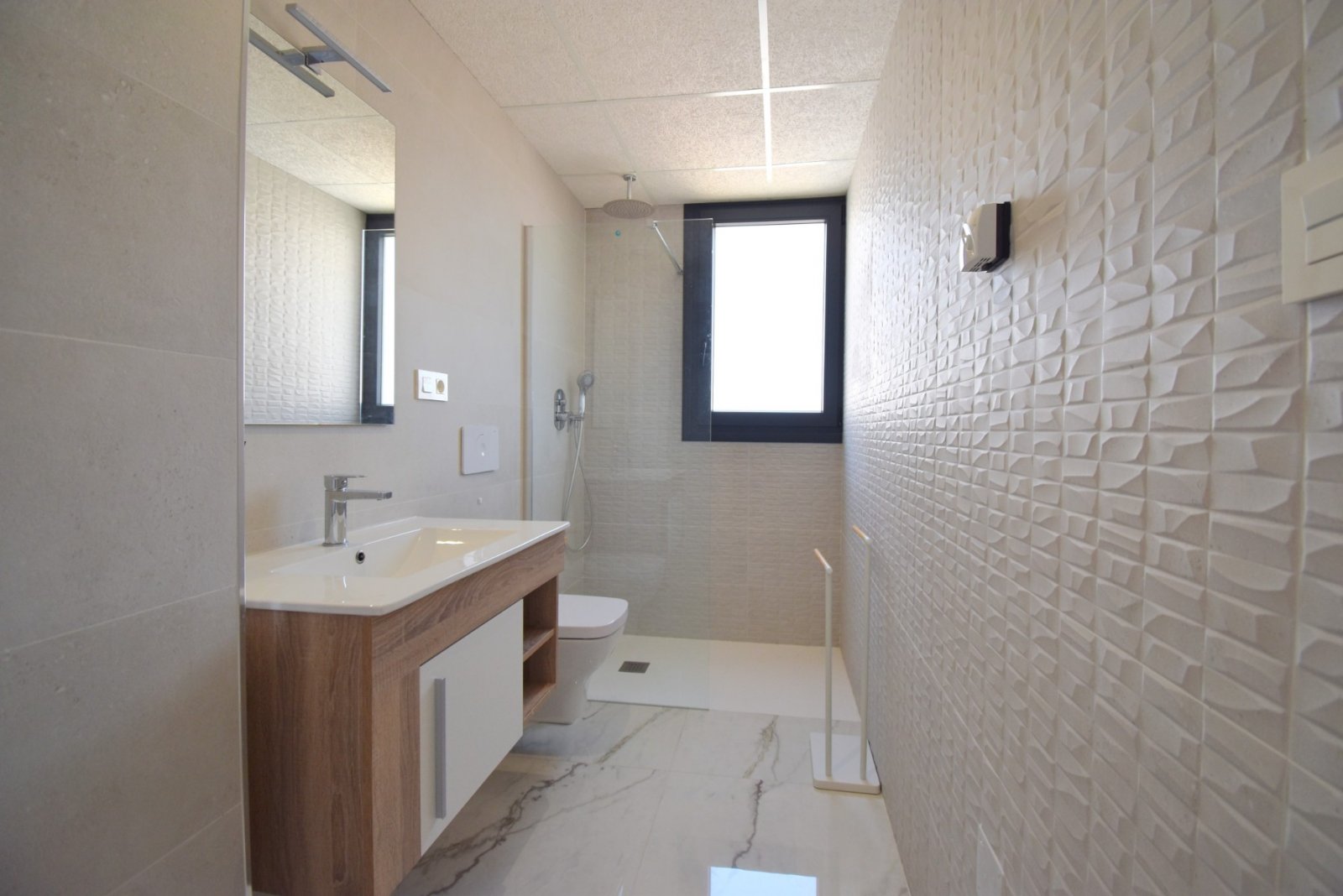   This West Facing, Two Bedroom, Second Floor Apartment in Los Altos is located within a 10 minute walk of a main chain supermarket, JYSK furniture st