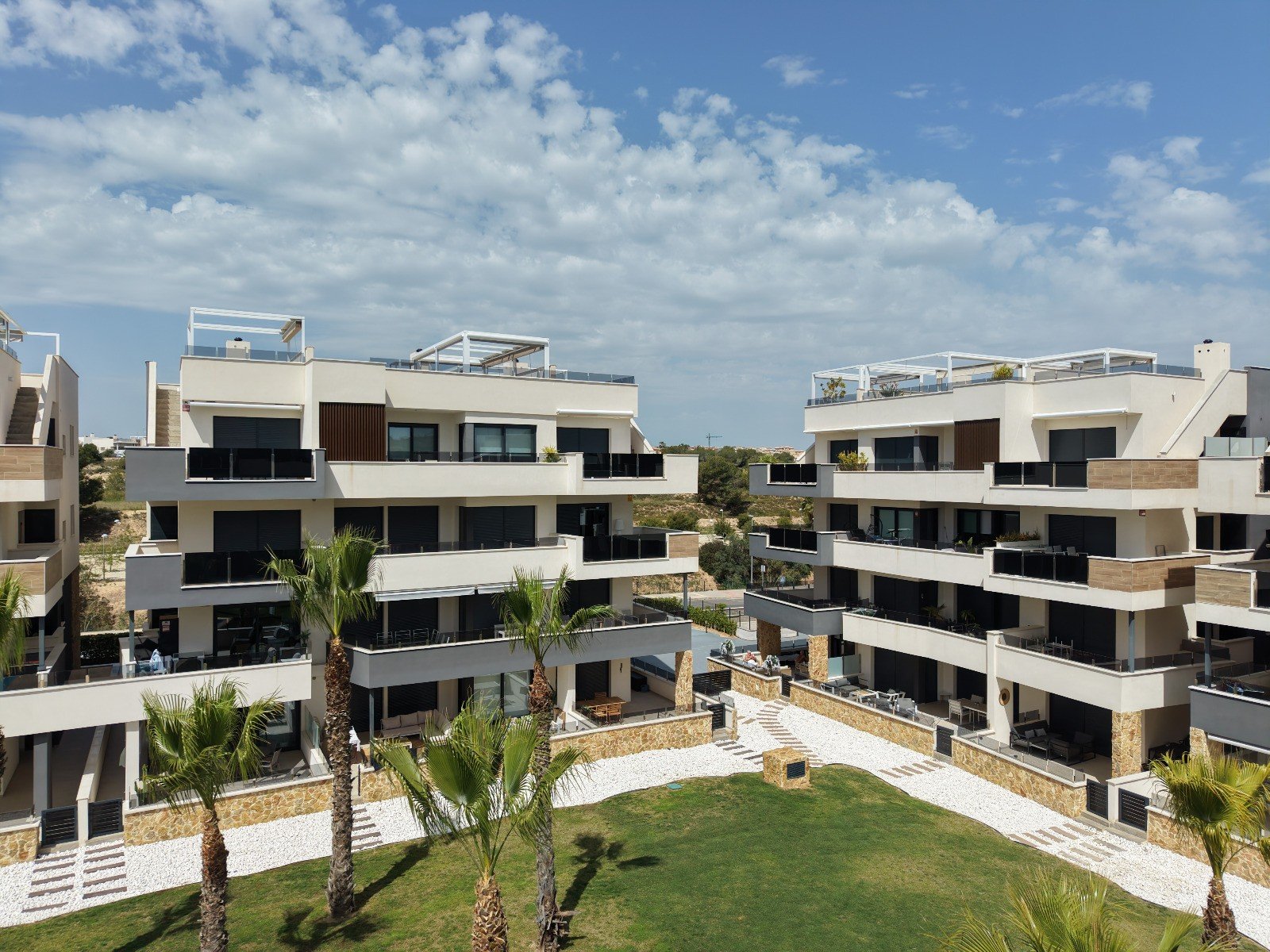   This West Facing, Two Bedroom, Second Floor Apartment in Los Altos is located within a 10 minute walk of a main chain supermarket, JYSK furniture st