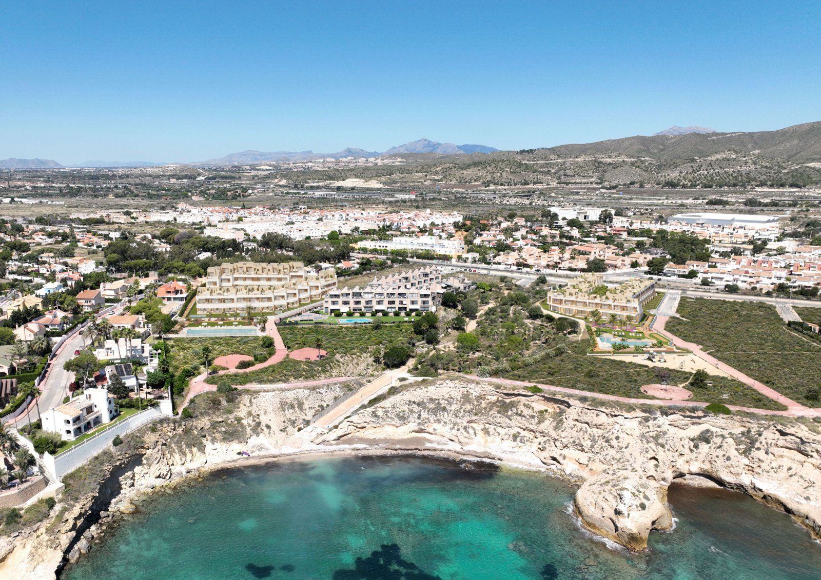 In der privilegierten Gegend von El Campello gelegen, bietet dieses Reihenhaus ein einzigartiges Wohnerlebnis in erster Meereslinie. Mit beeindrucken