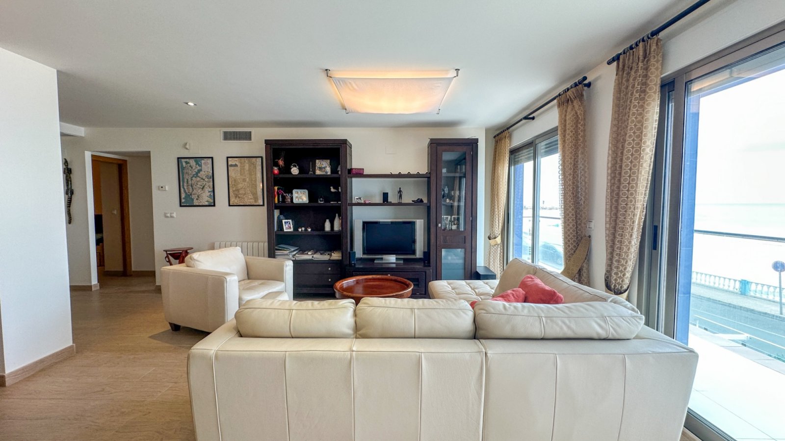  präsentiert dieses spektakuläre Strandapartment in Torrevieja mit atemberaubendem, unverbaubarem Meerblick.&amp;#13;&amp;#13;
Das Apartment