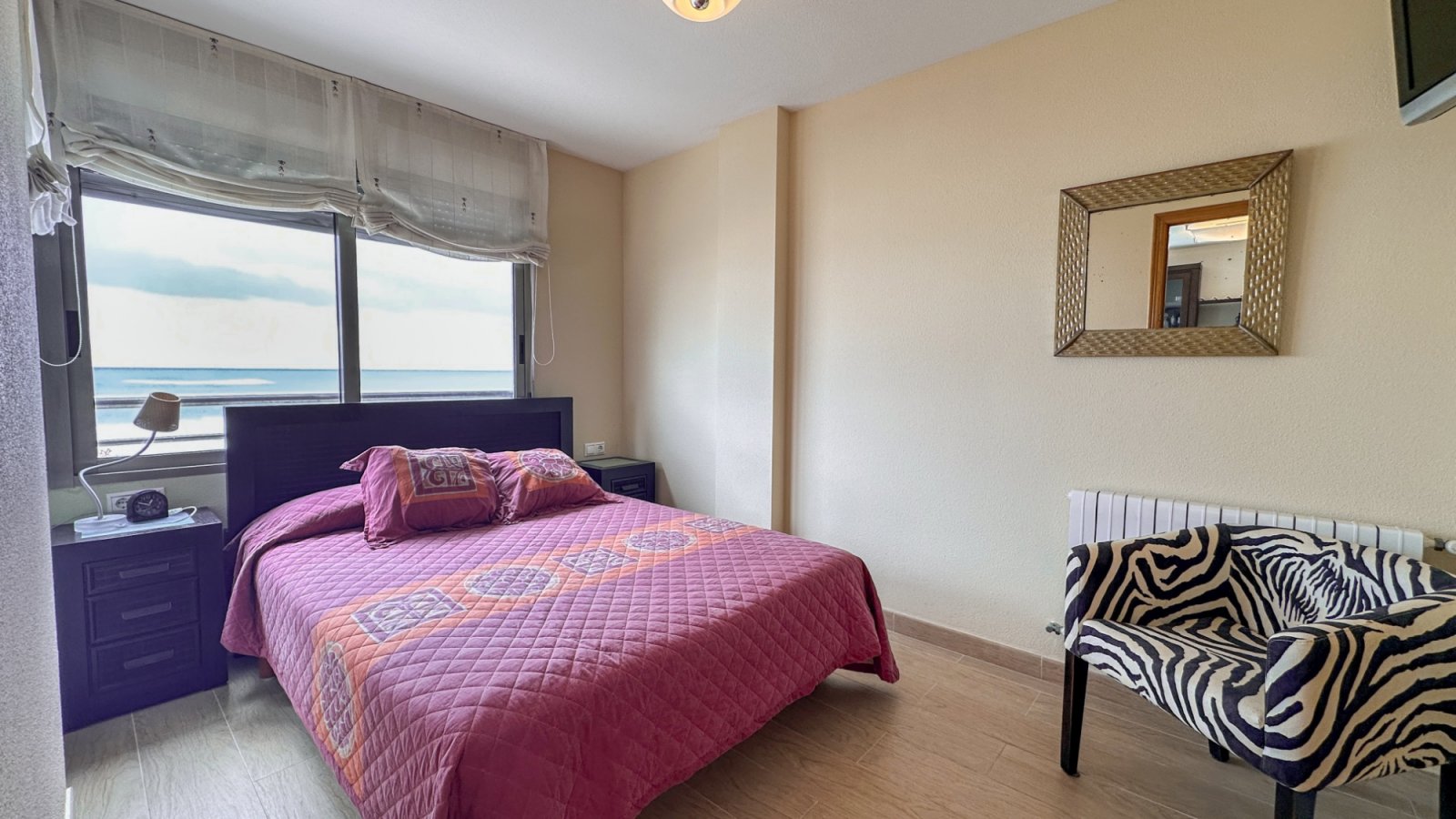  präsentiert dieses spektakuläre Strandapartment in Torrevieja mit atemberaubendem, unverbaubarem Meerblick.&amp;#13;&amp;#13;
Das Apartment