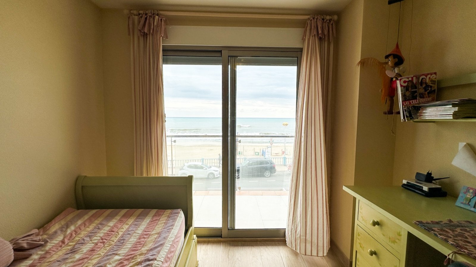  präsentiert dieses spektakuläre Strandapartment in Torrevieja mit atemberaubendem, unverbaubarem Meerblick.&amp;#13;&amp;#13;
Das Apartment