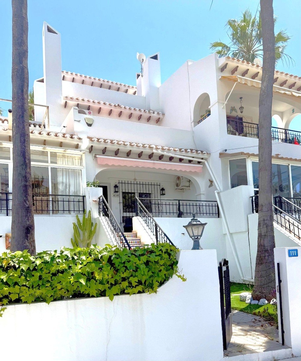 Nicely modernized 3 bed 3 bath townhouse with a large living-dining room, a separate kitchen with access to the private garden in a south facing pos