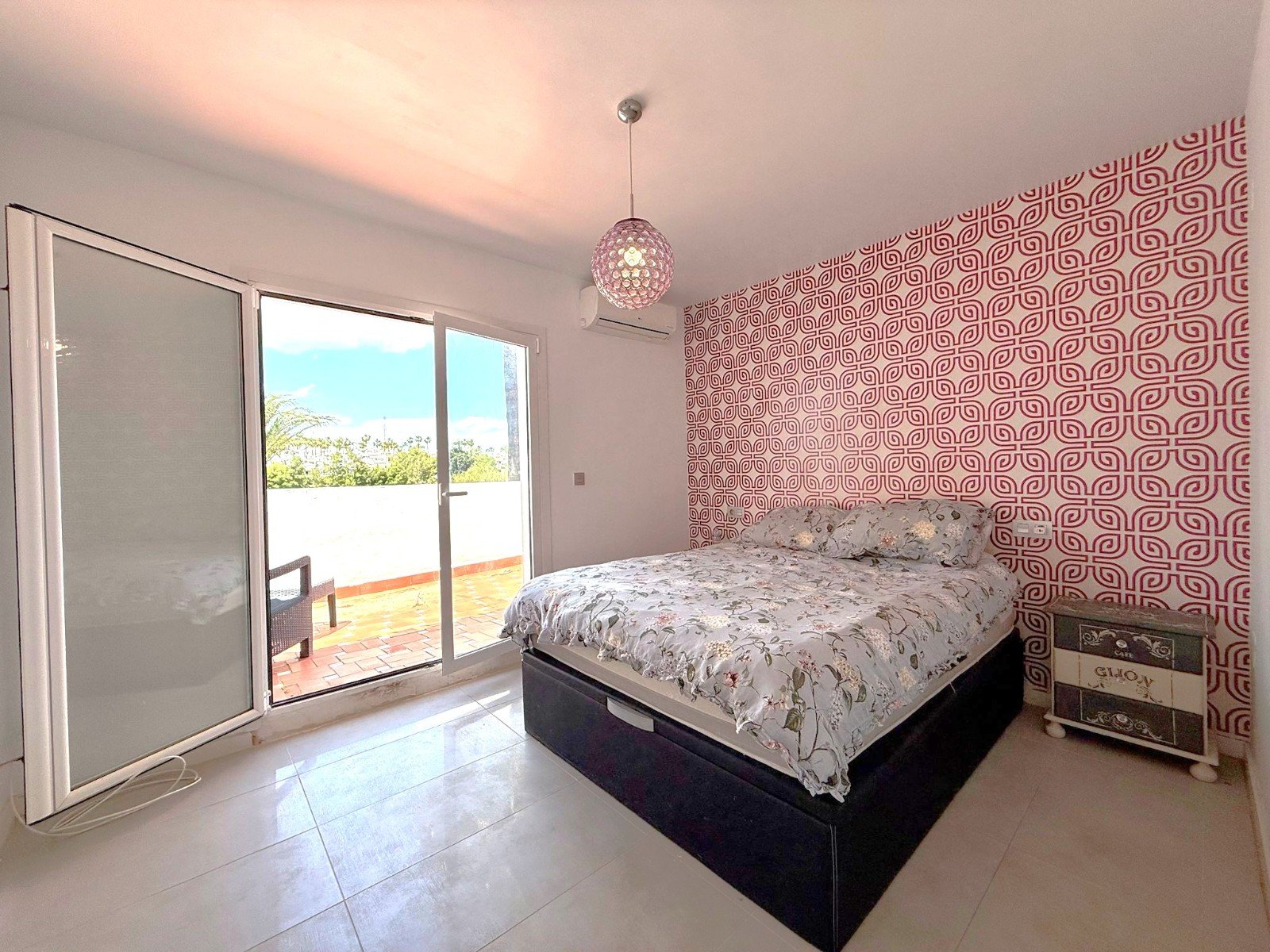 Nicely modernized 3 bed 3 bath townhouse with a large living-dining room, a separate kitchen with access to the private garden in a south facing pos