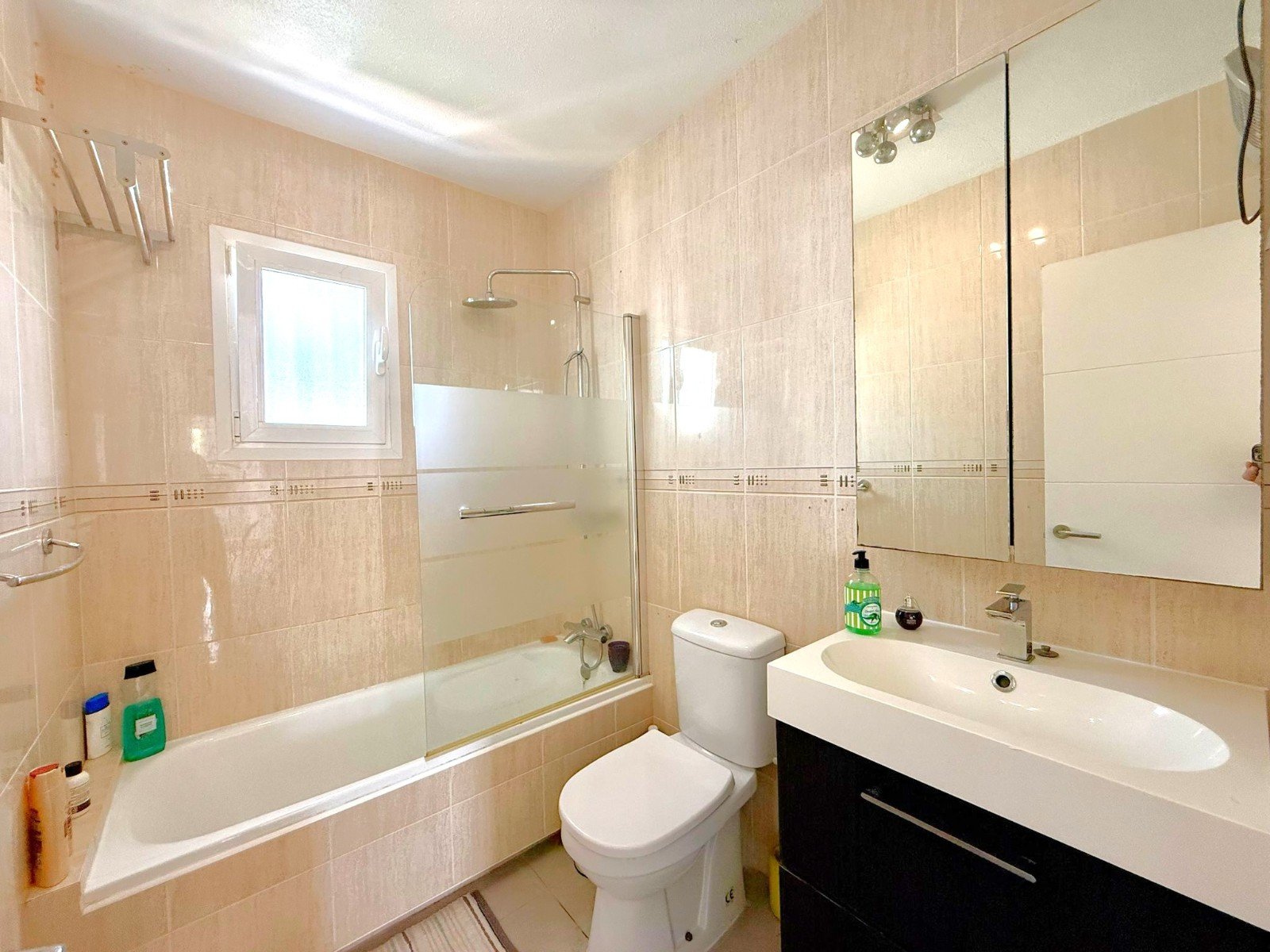 Nicely modernized 3 bed 3 bath townhouse with a large living-dining room, a separate kitchen with access to the private garden in a south facing pos