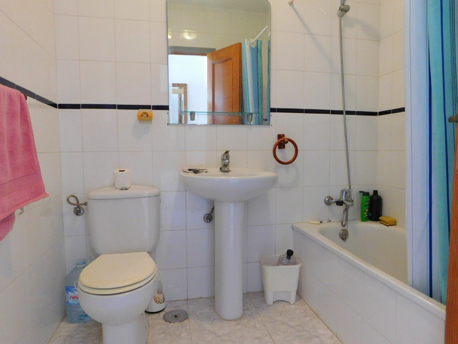 Looking for a lock up and leave property in the Orihuela Costa? Walking distance to all amenities? Well, we have the right one for you!! Here is a g