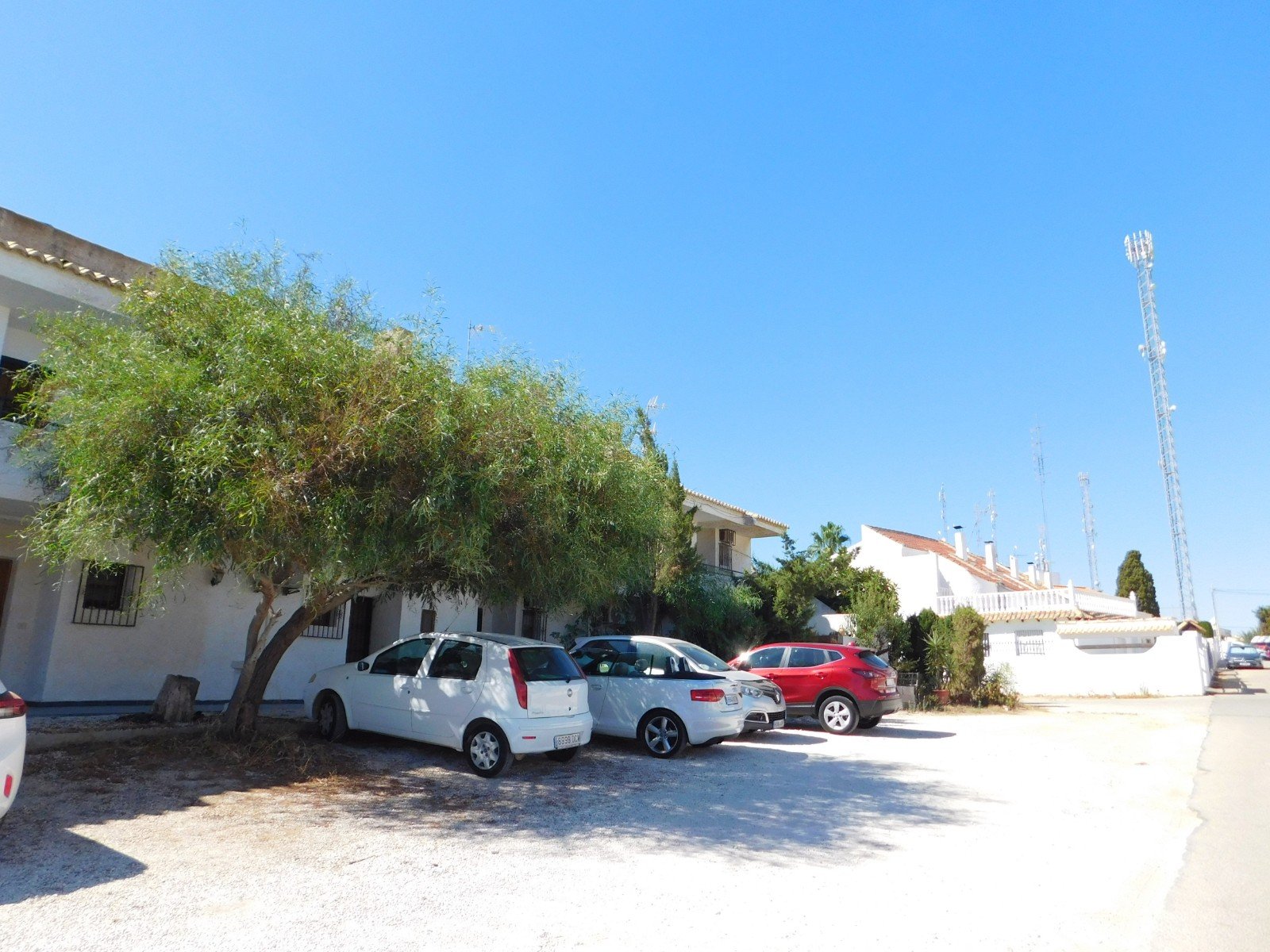 Looking for a lock up and leave property in the Orihuela Costa? Walking distance to all amenities? Well, we have the right one for you!! Here is a g