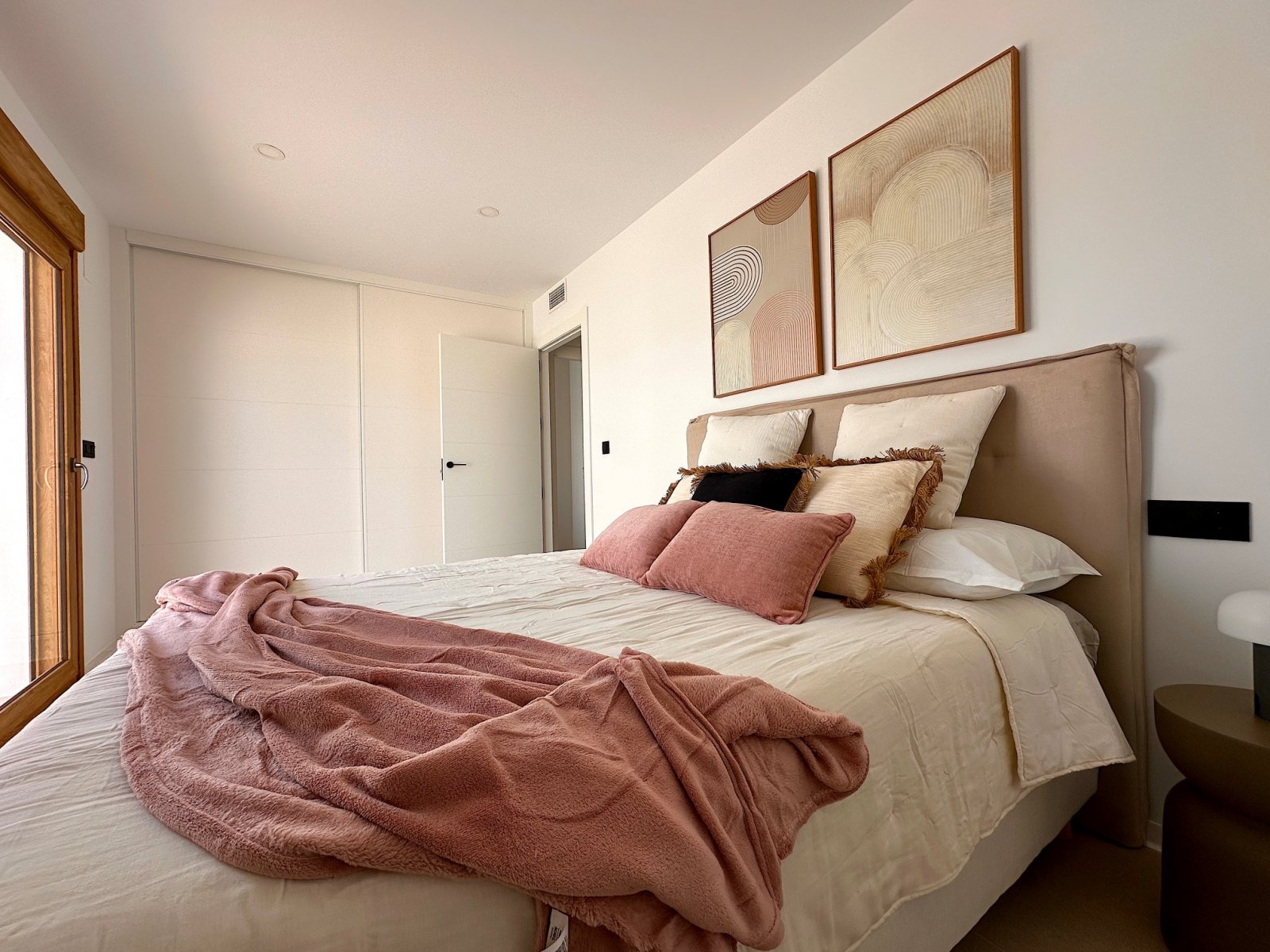 Im charmanten Ort San Pedro del Pinatar gelegen, bieten diese exklusiven Bungalows eine einzigartige Gelegenheit, das Leben an der Costa Cálida zu ge