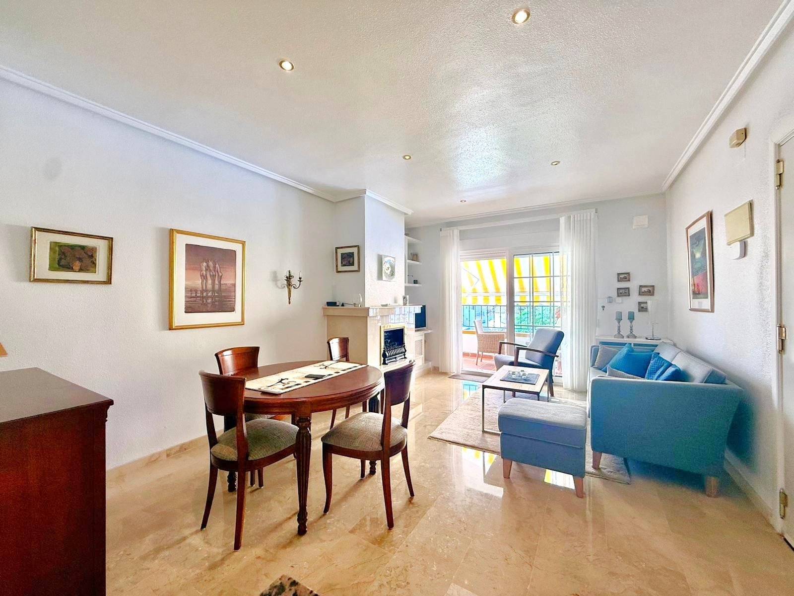 This apartment has lovely views over the communal pool and garden area along with views down to the sea from its south facing balcony and roof terra