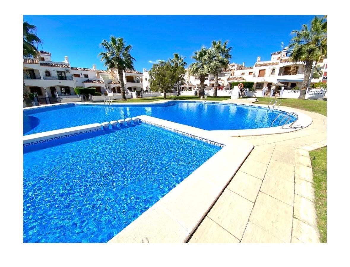 SOUTH-FACING 2 BEDROOM, 2 BATHROOM APARTMENT WITH PARKING & COMMUNAL POOL – PLAYA FLAMENCA
We are delighted to present this spacious t