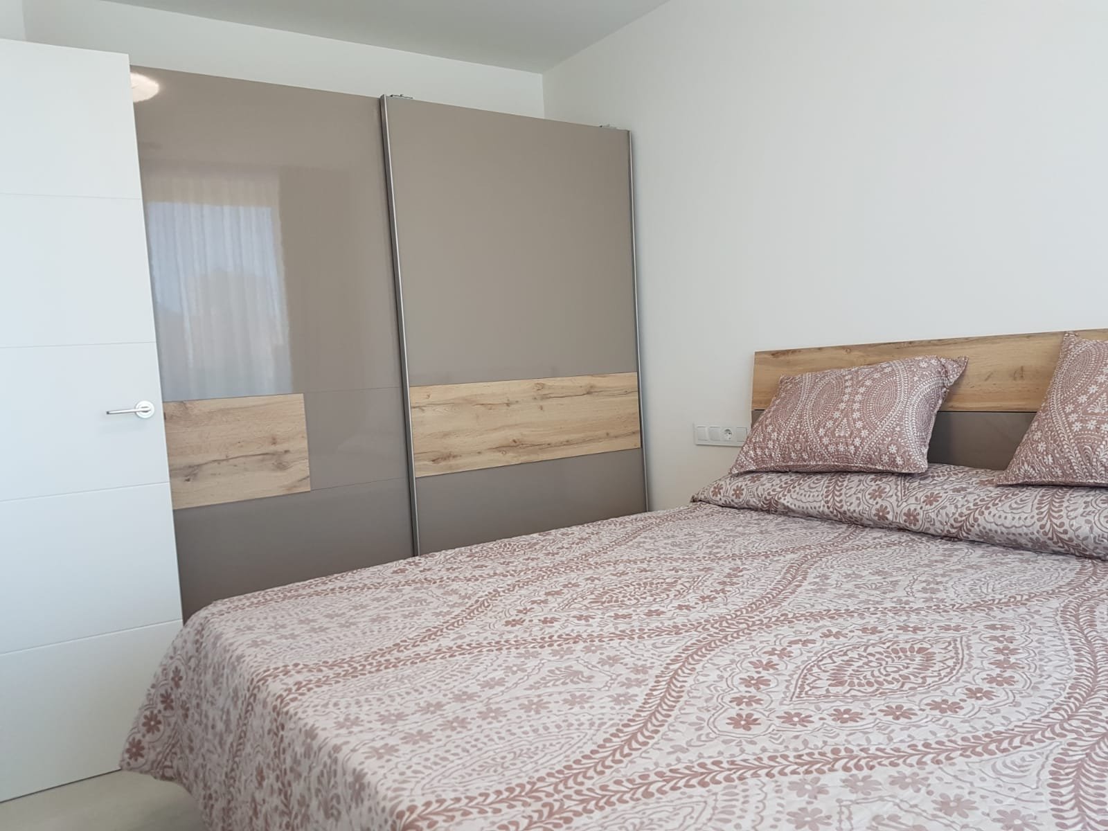 In der wunderschönen Gegend von La Cala gelegen, bietet diese exklusive Wohnanlage eine Auswahl von 14 Immobilien, darunter Apartments und Penthäuser