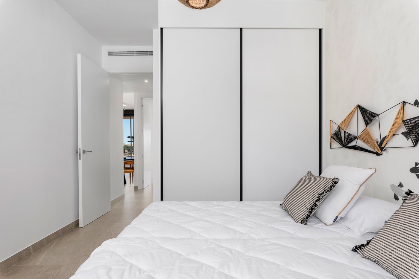  In der charmanten Stadt Benijófar gelegen, bietet dieser Wohnkomplex insgesamt 31 Wohnungen, die darauf ausgelegt sind, die Bedürfnisse der anspruchs