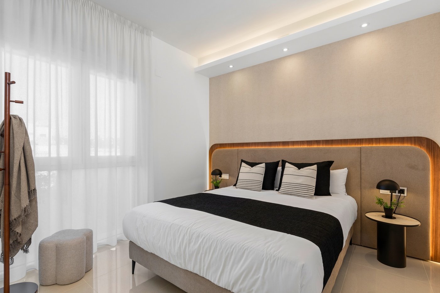 In der charmanten Stadt Rojales gelegen, bietet diese exklusive Wohnanlage eine Auswahl an Immobilien, darunter Apartments, Einfamilienhäuser und Pen