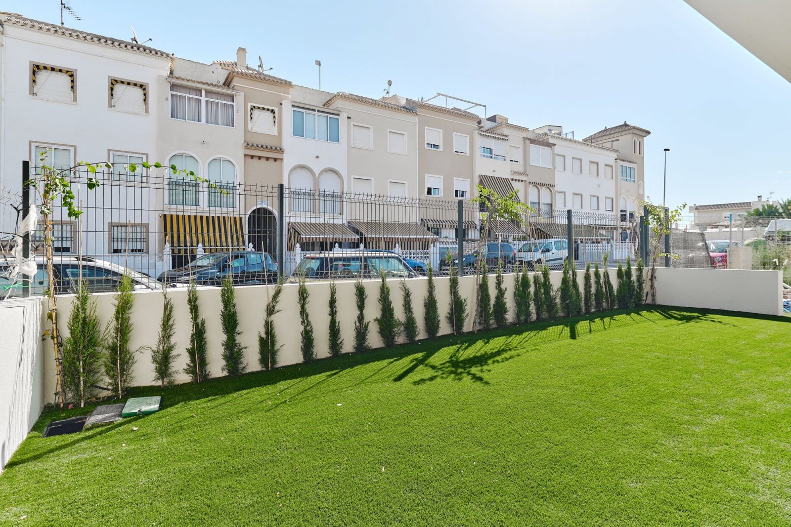 In der charmanten Stadt Torrevieja gelegen, bietet diese Wohnanlage eine Auswahl von 55 Bungalows, die darauf ausgelegt sind, die Bedürfnisse derjeni