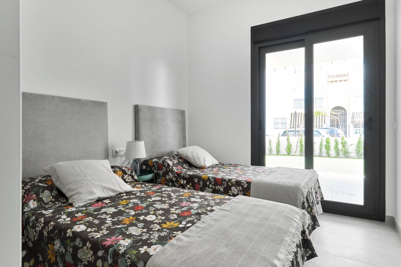In der charmanten Stadt Torrevieja gelegen, bietet diese Wohnanlage eine Auswahl von 55 Bungalows, die darauf ausgelegt sind, die Bedürfnisse derjeni