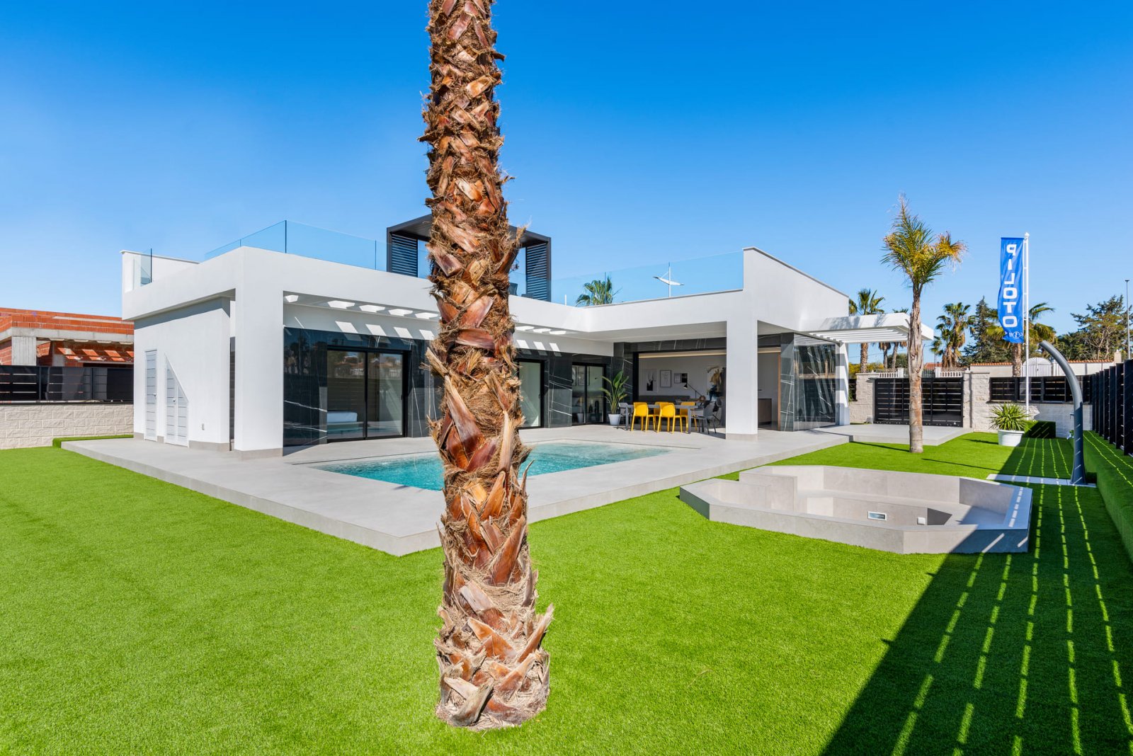 In der prestigeträchtigen Umgebung von La Finca Golf gelegen, bietet dieses exklusive Ensemble von 11 unabhängigen Häusern einen einzigartigen Lebens
