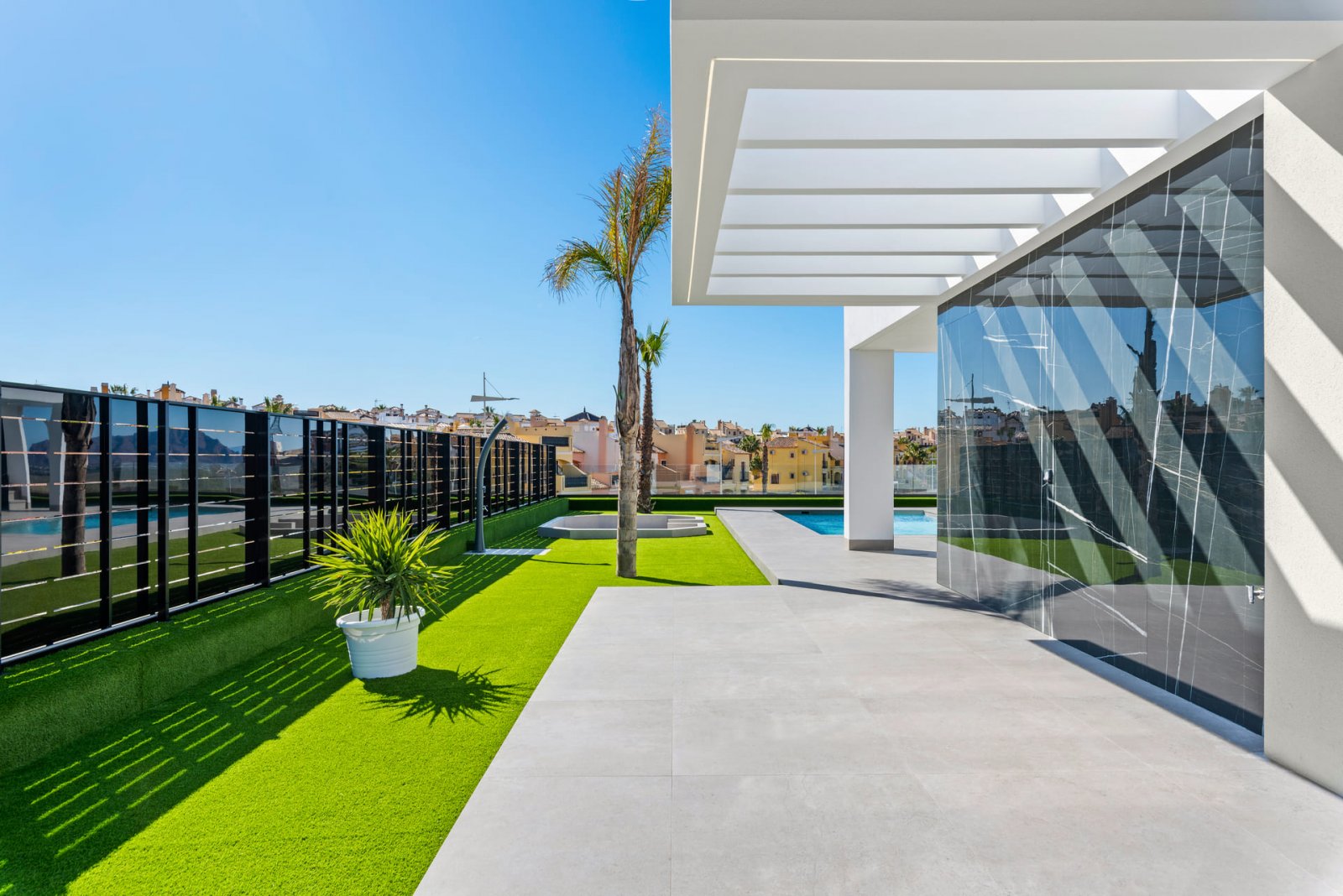In der prestigeträchtigen Umgebung von La Finca Golf gelegen, bietet dieses exklusive Ensemble von 11 unabhängigen Häusern einen einzigartigen Lebens