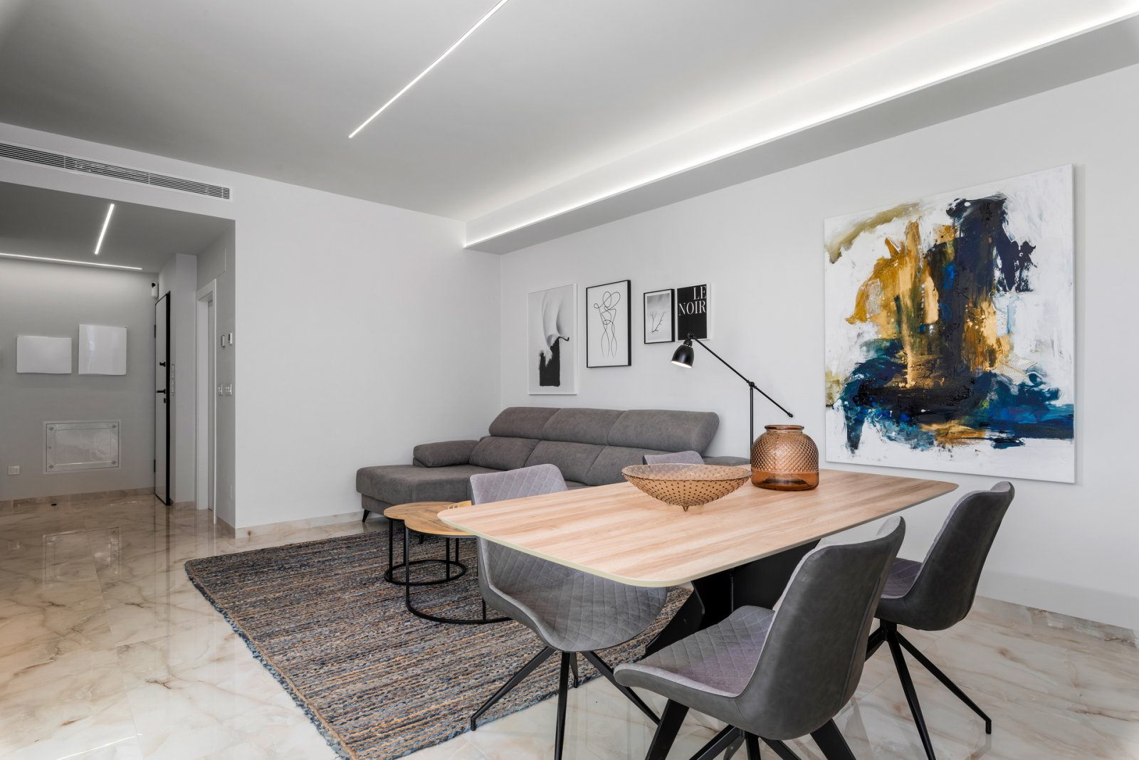 In der prestigeträchtigen Umgebung von La Finca Golf gelegen, bietet dieses exklusive Ensemble von 11 unabhängigen Häusern einen einzigartigen Lebens