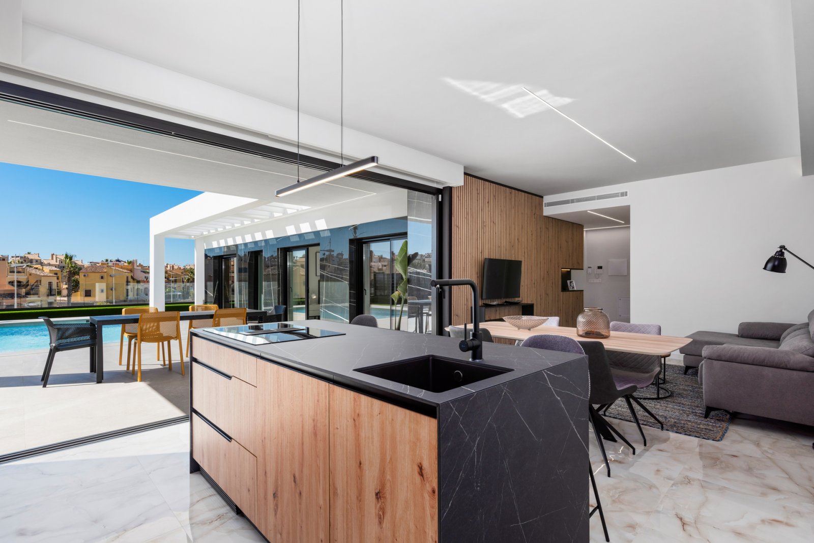 In der prestigeträchtigen Umgebung von La Finca Golf gelegen, bietet dieses exklusive Ensemble von 11 unabhängigen Häusern einen einzigartigen Lebens
