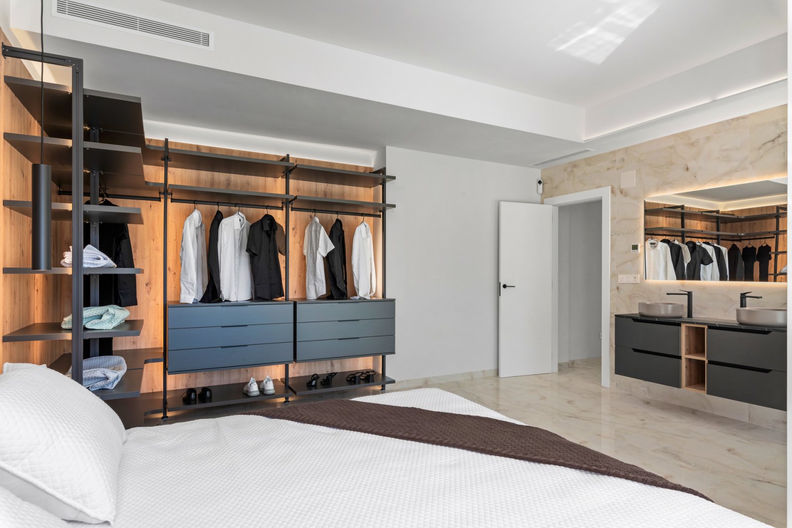 In der prestigeträchtigen Umgebung von La Finca Golf gelegen, bietet dieses exklusive Ensemble von 11 unabhängigen Häusern einen einzigartigen Lebens