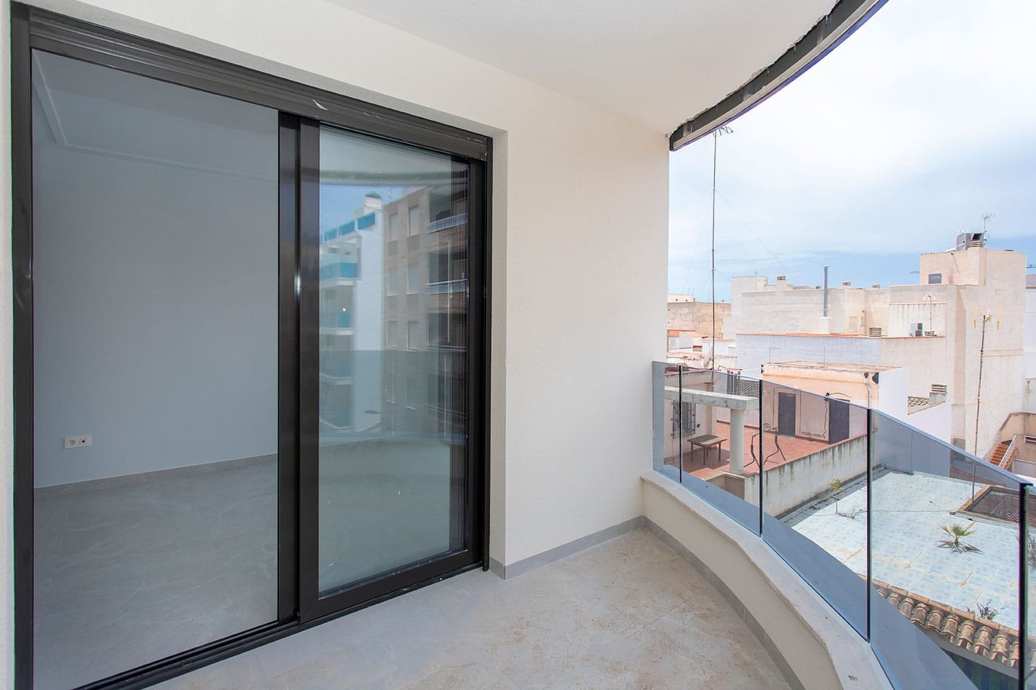 Neubauwohnung in Torrevieja zu verkaufen. Die Wohnung im dritten Stock bietet 2 geräumige Schlafzimmer, 2 Badezimmer (eins davon Ensuite), einen offe