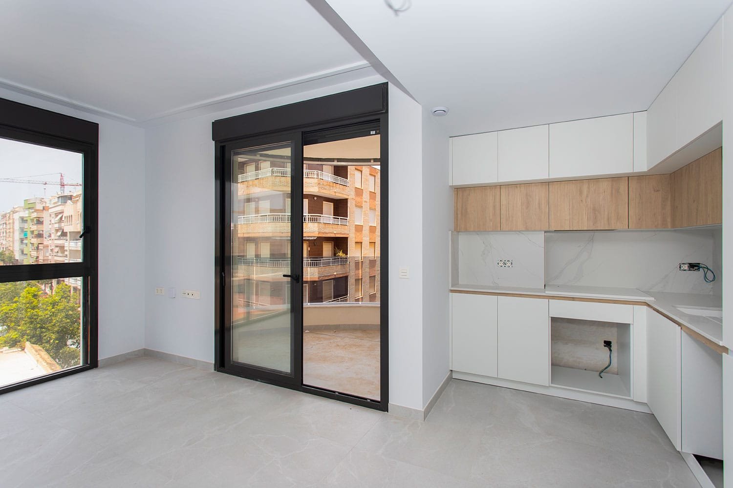 Neubauwohnung in Torrevieja zu verkaufen. Die Wohnung im dritten Stock bietet 2 geräumige Schlafzimmer, 2 Badezimmer (eins davon Ensuite), einen offe