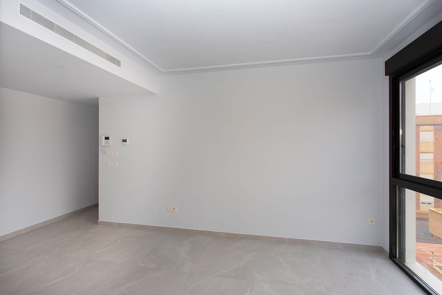 Neubauwohnung in Torrevieja zu verkaufen. Die Wohnung im dritten Stock bietet 2 geräumige Schlafzimmer, 2 Badezimmer (eins davon Ensuite), einen offe
