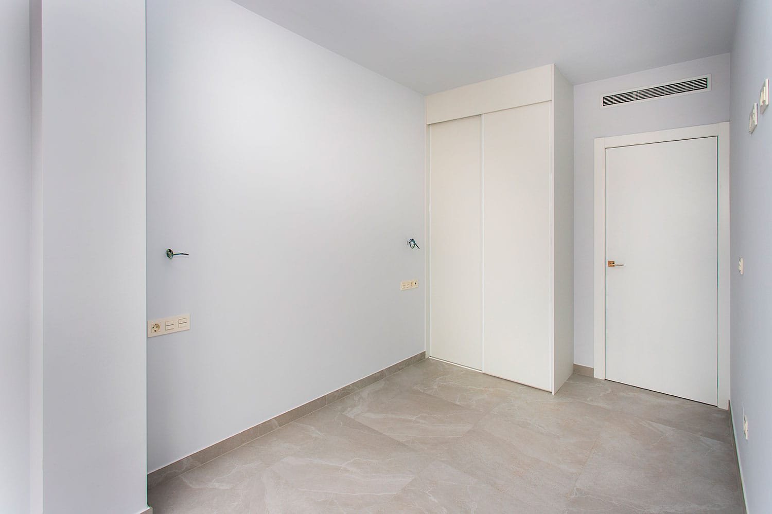 Neubauwohnung in Torrevieja zu verkaufen. Die Wohnung im dritten Stock bietet 2 geräumige Schlafzimmer, 2 Badezimmer (eins davon Ensuite), einen offe