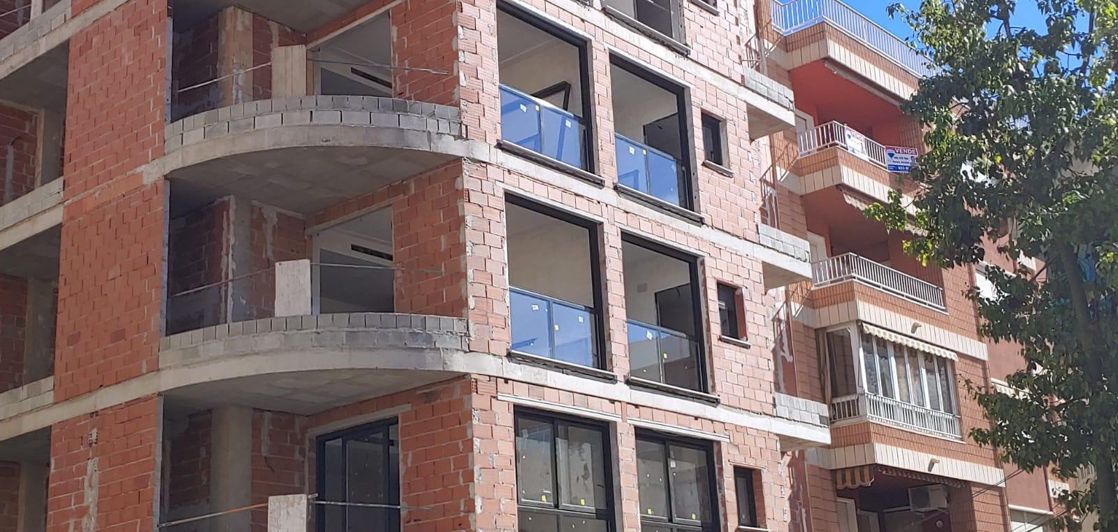 Neubauwohnung in Torrevieja zu verkaufen. Die Wohnung im dritten Stock bietet 2 geräumige Schlafzimmer, 2 Badezimmer (eins davon Ensuite), einen offe