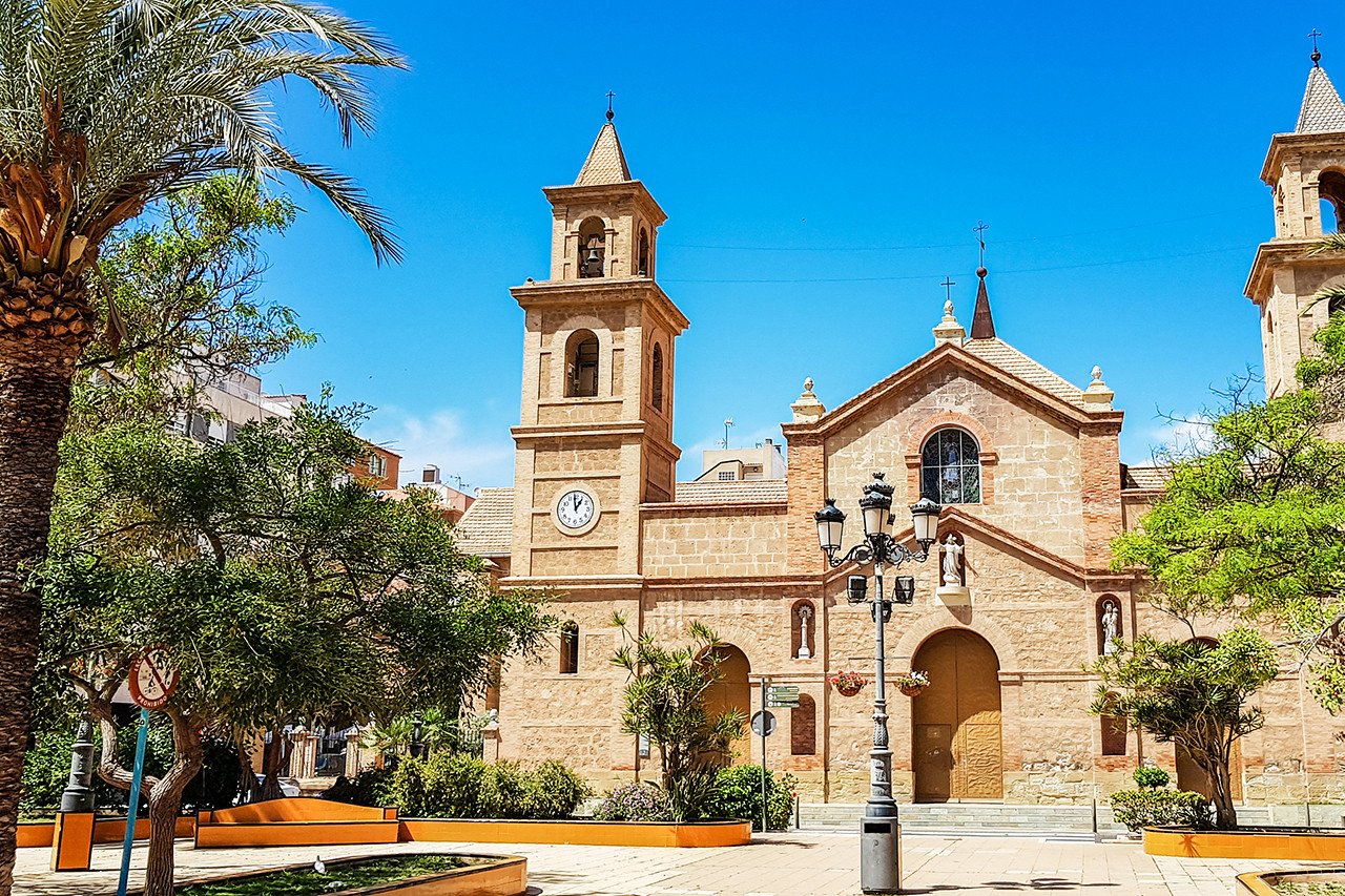 Neubauwohnung in Torrevieja zu verkaufen. Die Wohnung im dritten Stock bietet 2 geräumige Schlafzimmer, 2 Badezimmer (eins davon Ensuite), einen offe