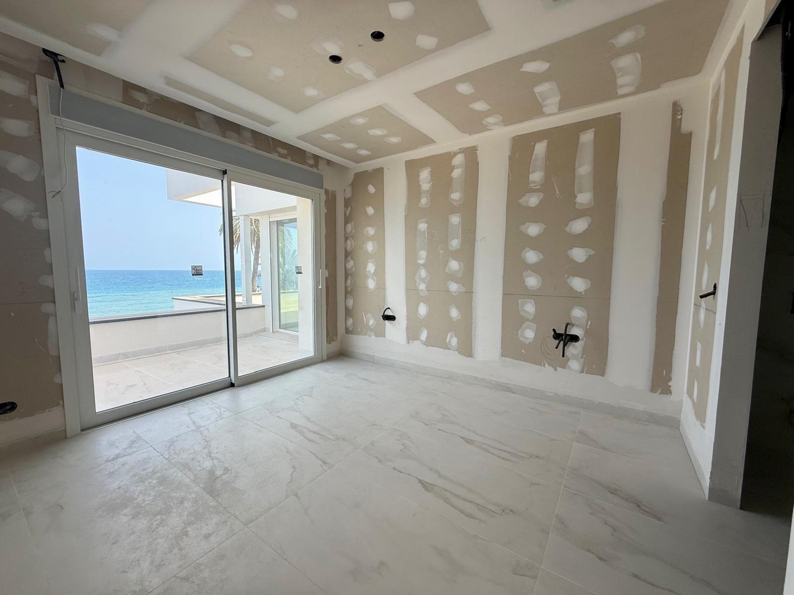First line luxury villa under construction in Punta Prima
The first line plot of 1100 m2 with superb views over the Mediterranean sea 
