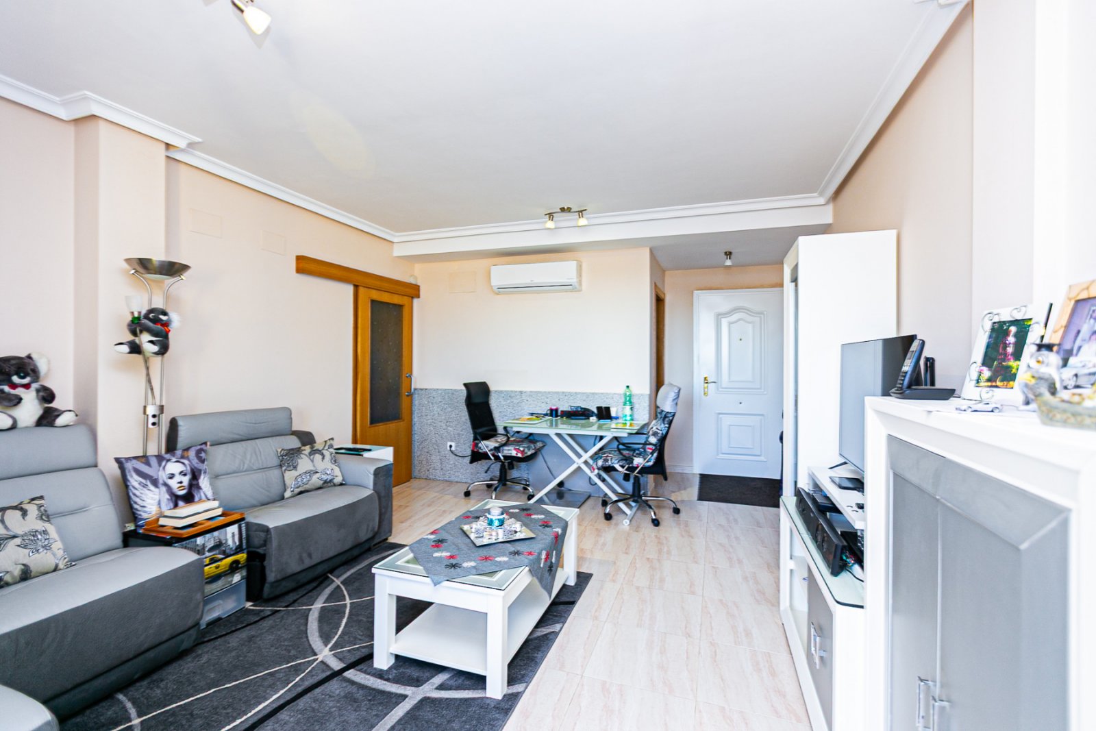 Diese makellose Wohnung im ersten Stock besticht durch ihr modernes Design, hochwertige Ausstattungen und ihren ausgezeichneten Erhaltungszustand – e
