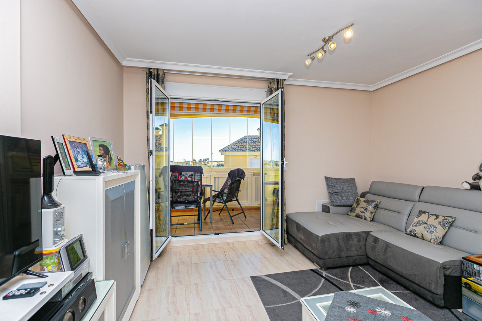 Diese makellose Wohnung im ersten Stock besticht durch ihr modernes Design, hochwertige Ausstattungen und ihren ausgezeichneten Erhaltungszustand – e